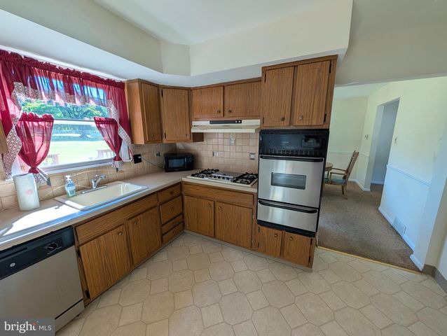 14 WESTWOOD CIR, Plymouth Meeting, PA 19462