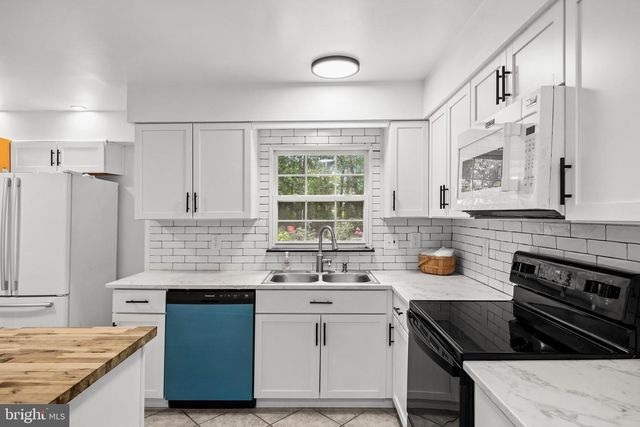 4 ARCADIAN DR, Sicklerville, NJ 08081
