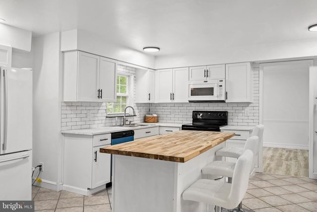 4 ARCADIAN DR, Sicklerville, NJ 08081