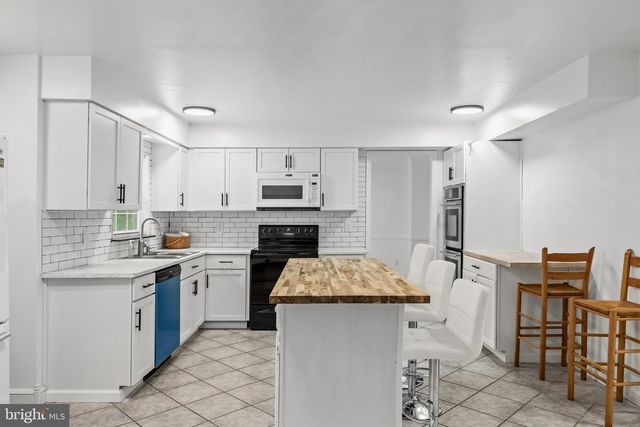 4 ARCADIAN DR, Sicklerville, NJ 08081
