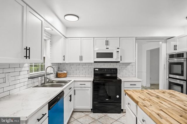 4 ARCADIAN DR, Sicklerville, NJ 08081