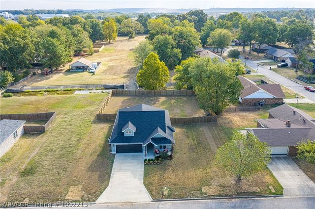 8909 Stoney Hedge Drive, Fort Smith, AR 72908