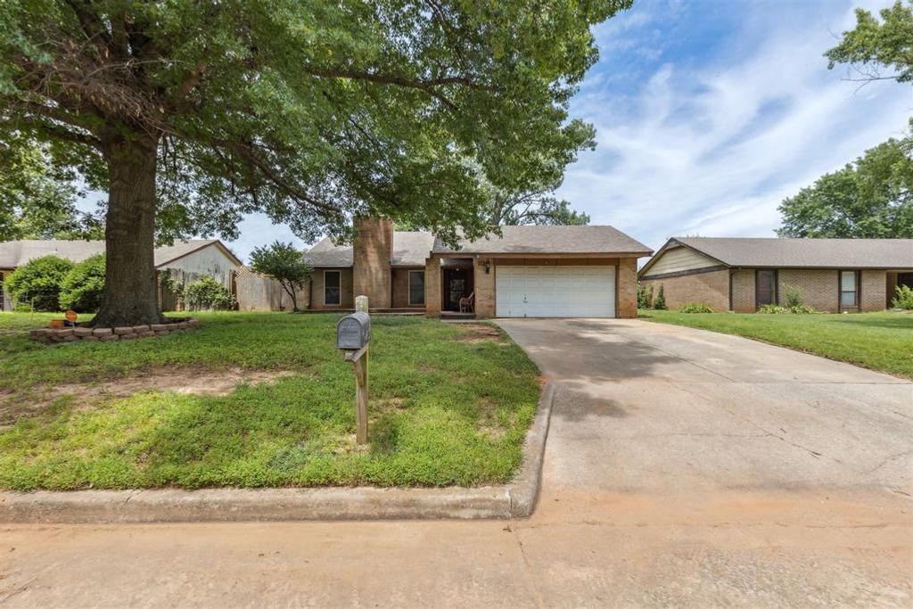Image 1 of property listing at 10 N Gilpin Avenue, Shawnee, OK 74804