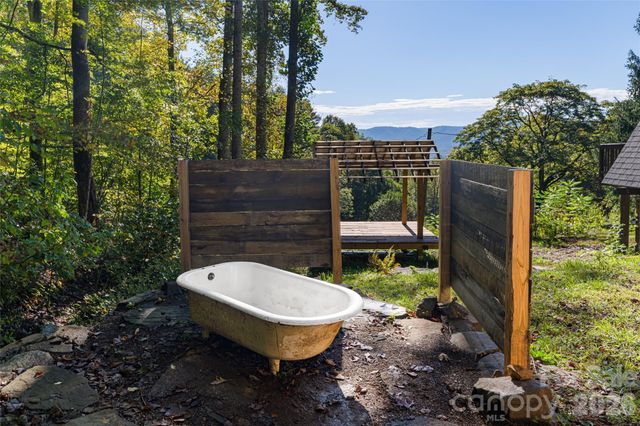 360 Banjo Branch Road, Burnsville, NC 28714