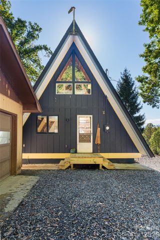 360 Banjo Branch Road, Burnsville, NC 28714