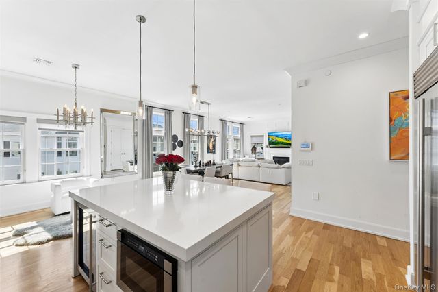 1001 Mill Creek N, Roslyn, NY 11576