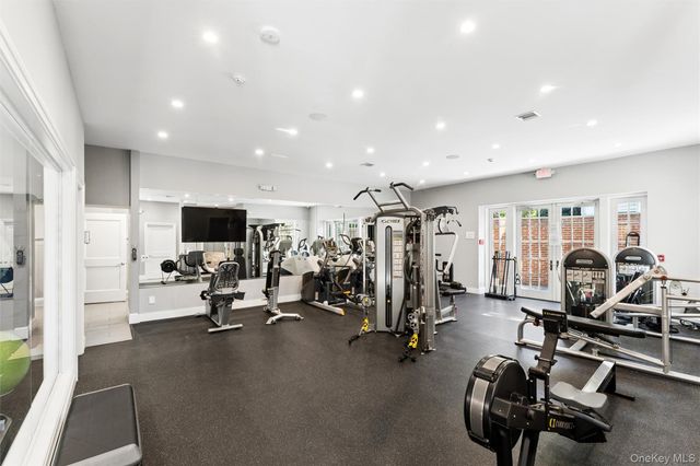 1001 Mill Creek N, Roslyn, NY 11576