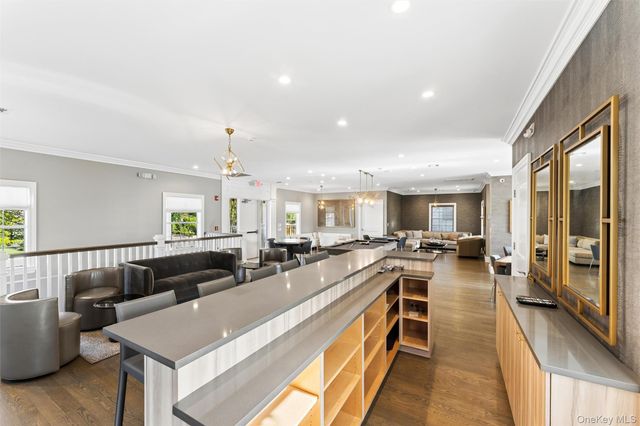 1001 Mill Creek N, Roslyn, NY 11576