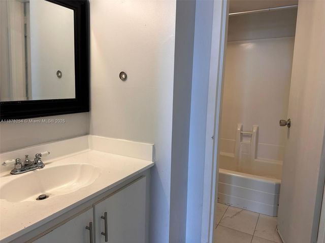 2350 NE 135th St 1406, North Miami, FL 33181