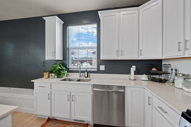 1502 E LOWE PEAK DR, Eagle Mountain, UT 84005