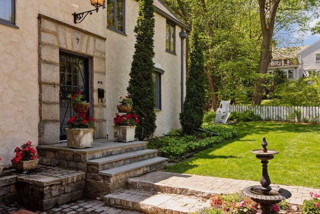7 Montcalm Court, Saint Paul, MN 55116