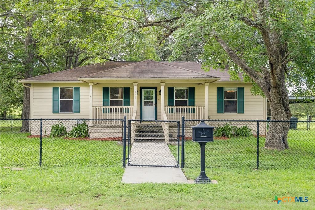 701 E Heaton Street, Cuero, TX 77954