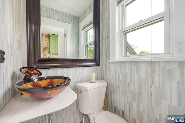 384 Woods Road, Teaneck, NJ 07666