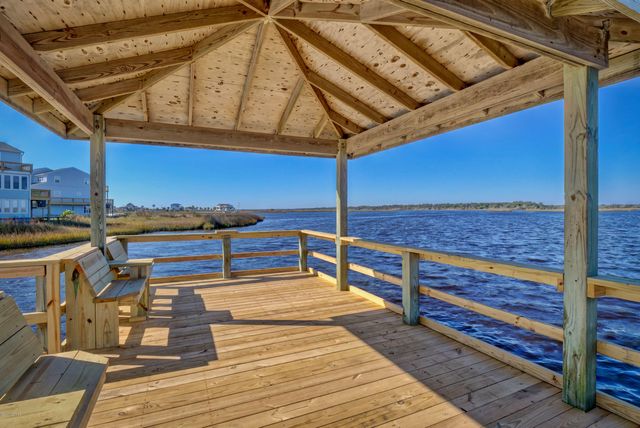 62 Bermuda Landing Place, N Topsail Beach, NC 28460