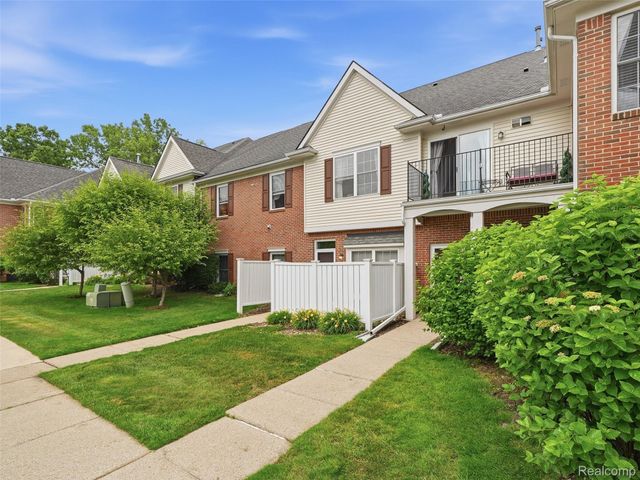 2858 Cottonwood Dr. Drive Unit B, Waterford Charter Township, MI 48328