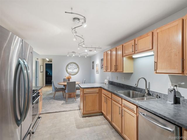 2858 Cottonwood Dr. Drive Unit B, Waterford Charter Township, MI 48328