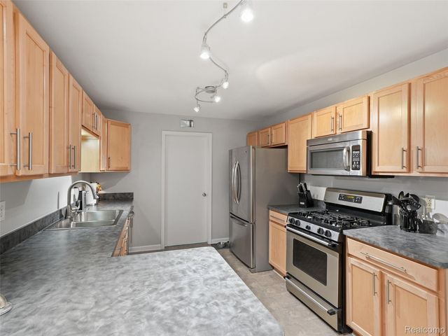 2858 Cottonwood Dr. Drive Unit B, Waterford Charter Township, MI 48328