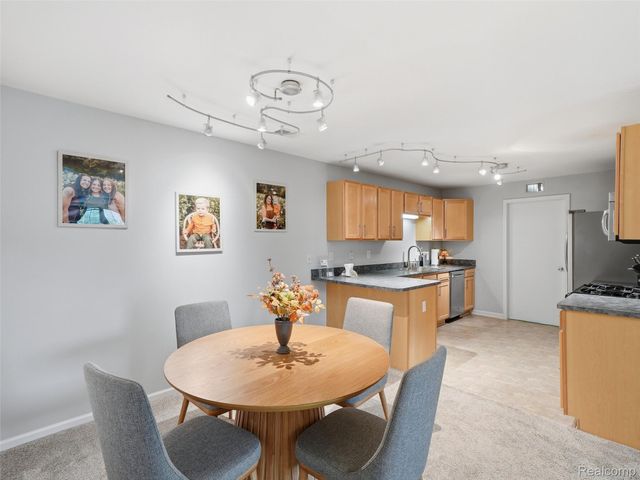 2858 Cottonwood Dr. Drive Unit B, Waterford Charter Township, MI 48328