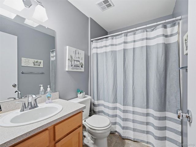 2858 Cottonwood Dr. Drive Unit B, Waterford Charter Township, MI 48328