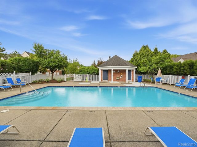 2858 Cottonwood Dr. Drive Unit B, Waterford Charter Township, MI 48328