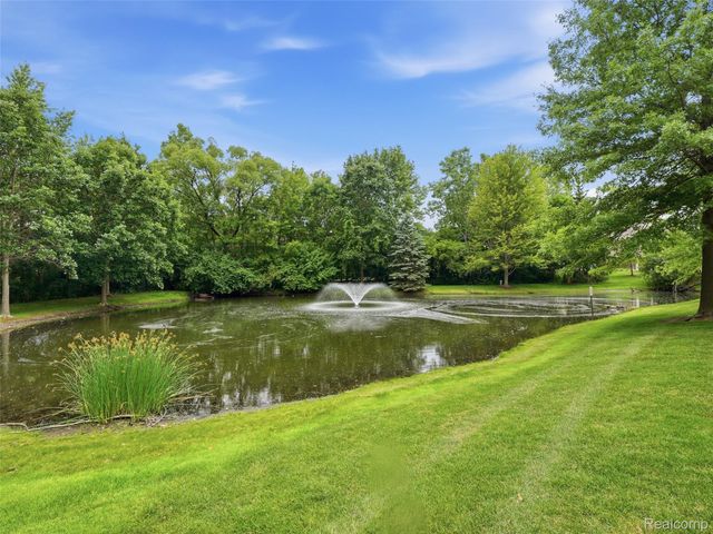 2858 Cottonwood Dr. Drive Unit B, Waterford Charter Township, MI 48328