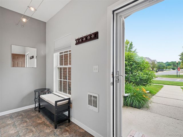 2858 Cottonwood Dr. Drive Unit B, Waterford Charter Township, MI 48328