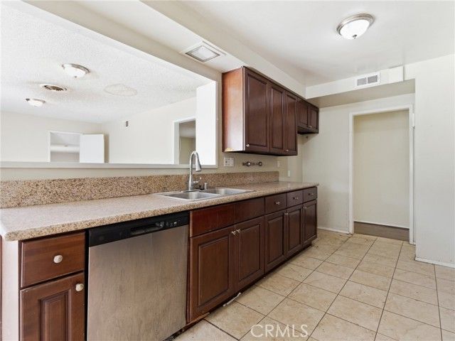 10127 Foothill Boulevard, Sylmar (los Angeles), CA 91342