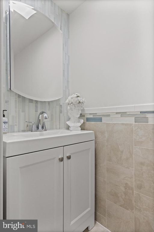 18 E ORMOND AVE, Cherry Hill, NJ 08034