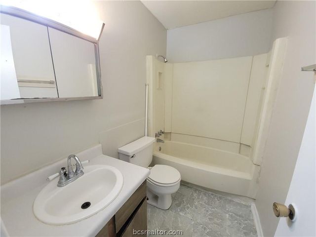 2712 Evergreen Circle, Bryan, TX 77801
