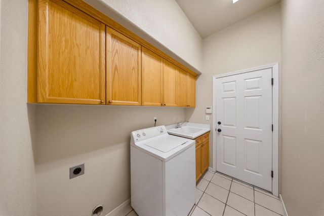 2100 Paramont Way, Modesto, CA 95355