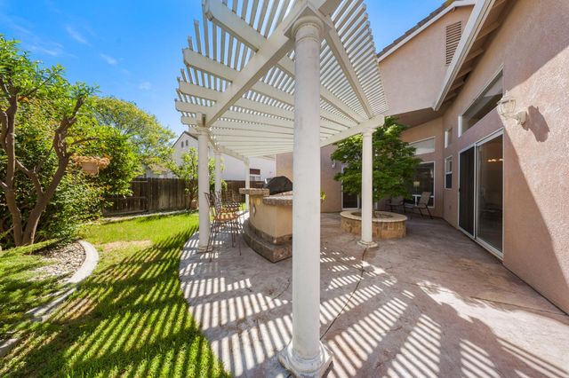 2100 Paramont Way, Modesto, CA 95355