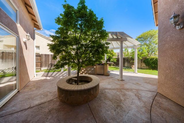 2100 Paramont Way, Modesto, CA 95355