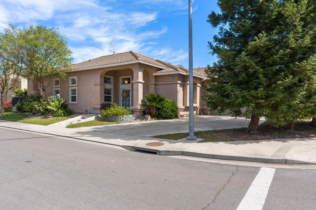 2100 Paramont Way, Modesto, CA 95355