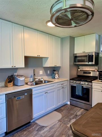2550 Bonniebrook Drive, Maryland Heights, MO 63043