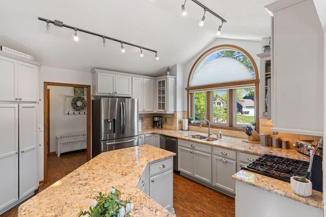15000 Sunrise Lane, Burnsville, MN 55306