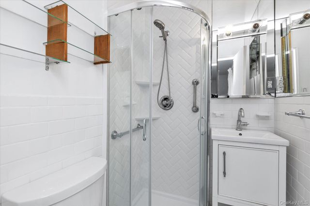 30 Barstow Road 3A, Great Neck, NY 11021