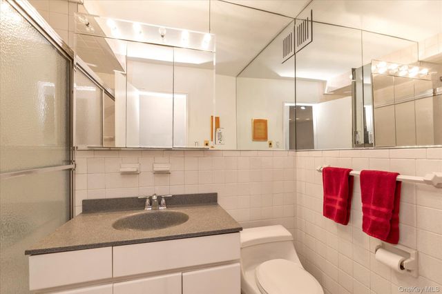 30 Barstow Road 3A, Great Neck, NY 11021