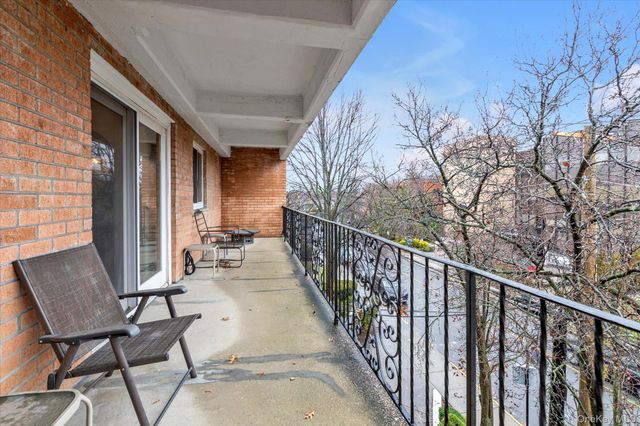 30 Barstow Road 3A, Great Neck, NY 11021