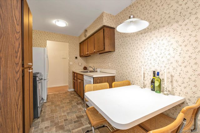 30 Barstow Road 3A, Great Neck, NY 11021