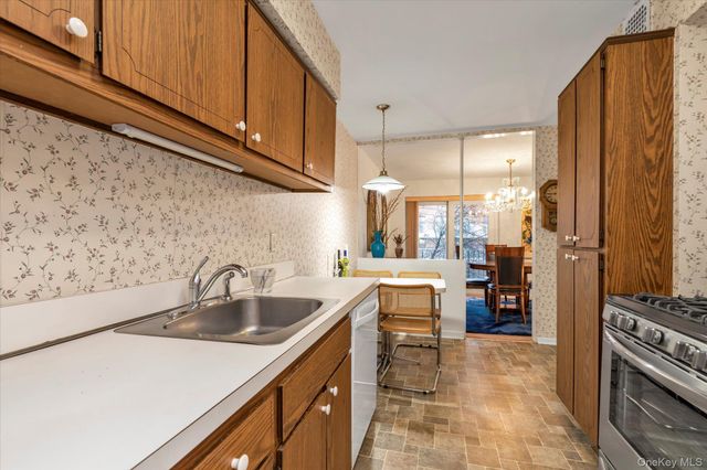 30 Barstow Road 3A, Great Neck, NY 11021