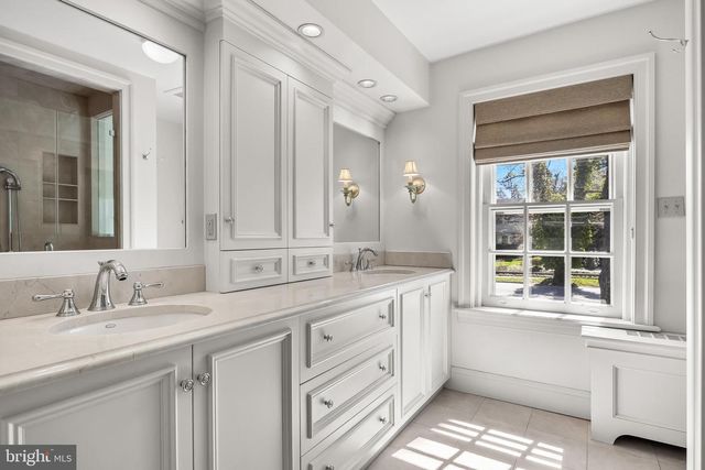 201 E OAK AVE, Moorestown, NJ 08057