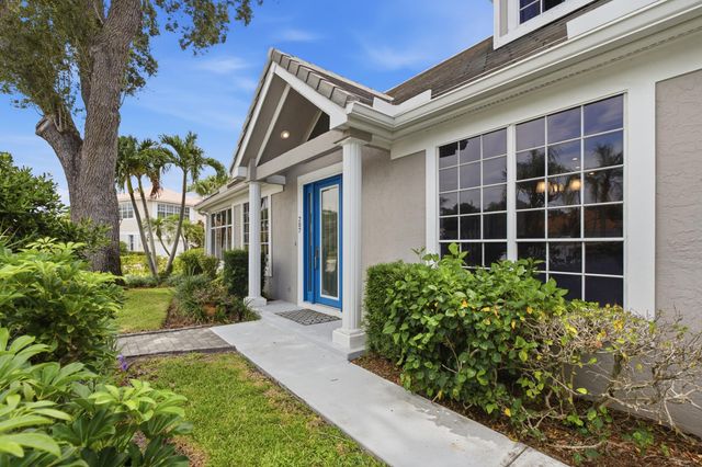 207 Woodsmuir Court, Palm Beach Gardens, FL 33418
