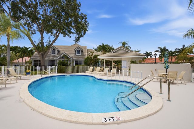 207 Woodsmuir Court, Palm Beach Gardens, FL 33418
