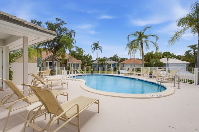 207 Woodsmuir Court, Palm Beach Gardens, FL 33418