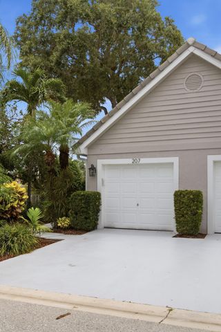 207 Woodsmuir Court, Palm Beach Gardens, FL 33418