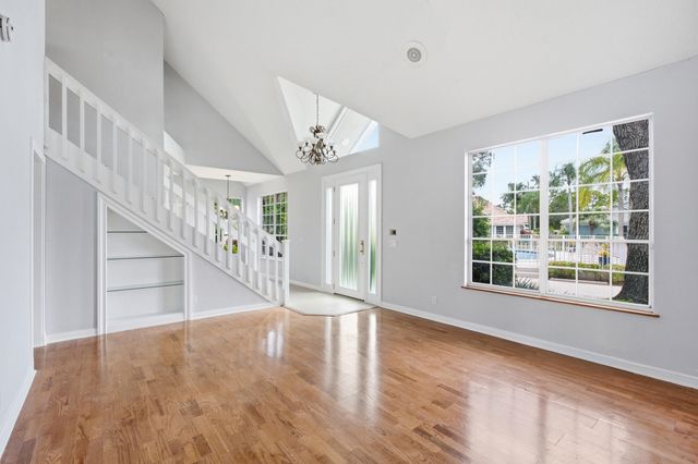 207 Woodsmuir Court, Palm Beach Gardens, FL 33418