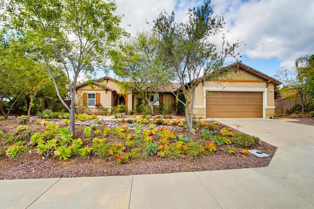 352 Tom McGuinness Jr Circle, Fallbrook, CA 92028