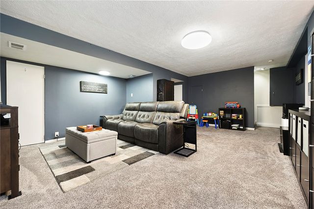 507 Rosewood Dr, Baldwin Boro, PA 15236