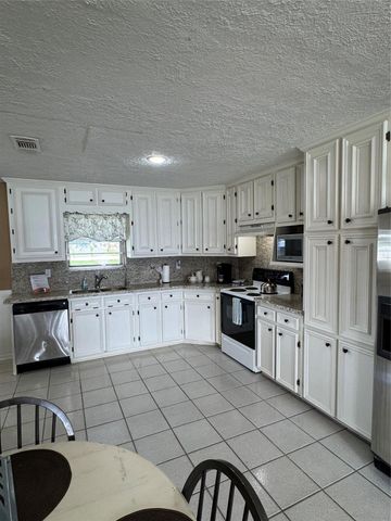398 Lakeshore S, Onalaska, TX 77360