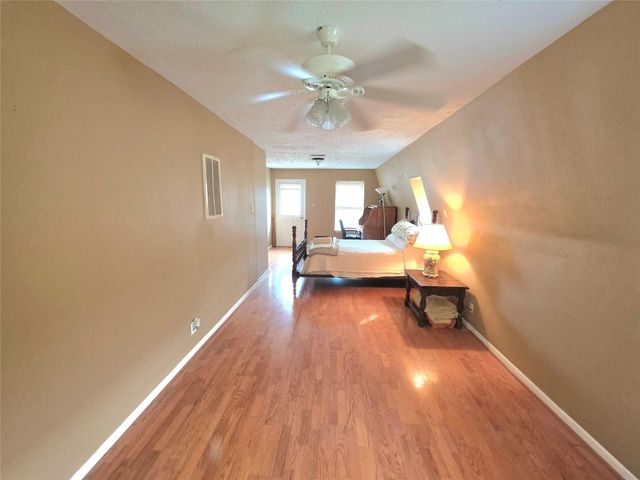 398 Lakeshore S, Onalaska, TX 77360